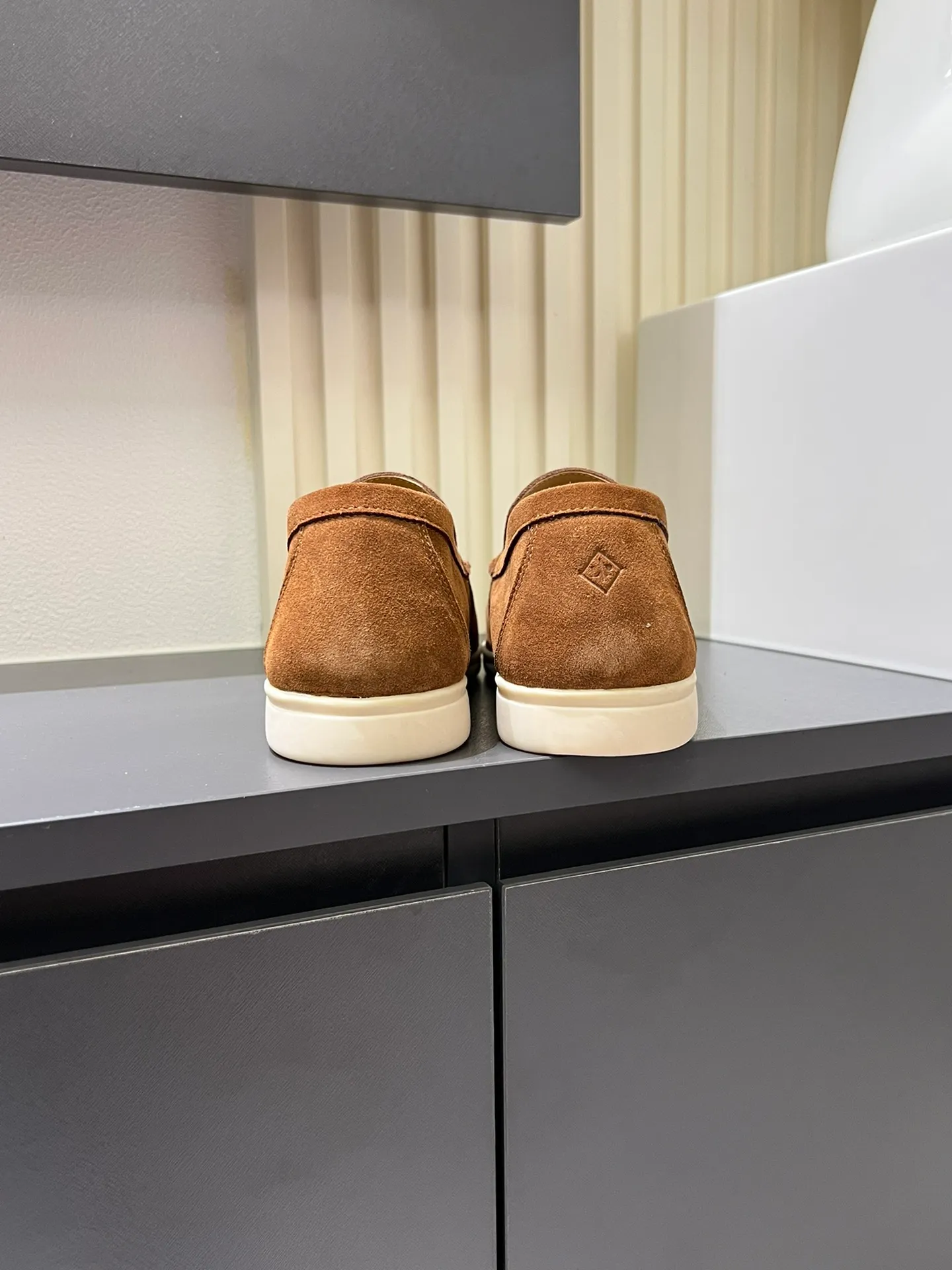 Men's shoes 💰p360 "Loro men's shoes 💰pian'*" Classic L men's shoes for couples 💰p Top version British flat loafers, a must-have item in old money style, the minimalist design is eye-catching and durable, a plus point for dressing The soft foot feel and texture are outstanding. They don’t scratch your feet and are very nice. They are matched with soft and waxy soles. They can be worn daily for a long time without getting tired. They are easy to wear, versatile and classic items, with perfect foot feel and texture! Imported cashmere fabric, the lining is made of imported A-grade water-dyed cow lining, the top version of the genuine leather midsole is sewn with pure handmade mark thread! Size: Female 35-40 (34. Customized) Male 38-44 (45.46. Customized)
